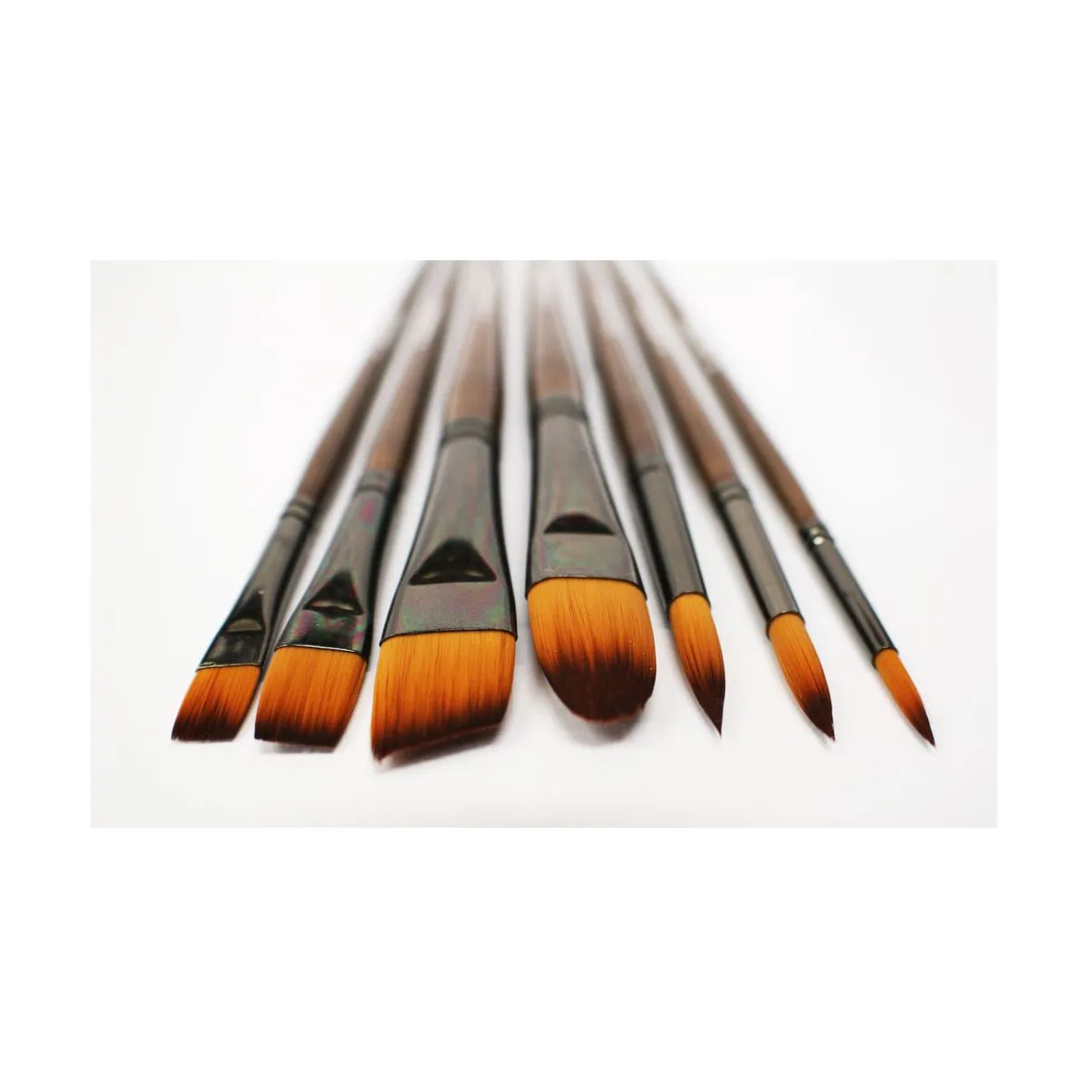 Set de 7 Pinceles de Fibra de Taklón + Estuche de Madera Mont Marte BMHS0001